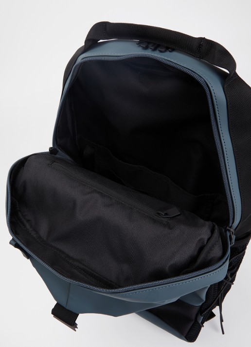 Rains Trail Clip rugzak met 16 inch laptopvak - detail 2 blauwgrijs