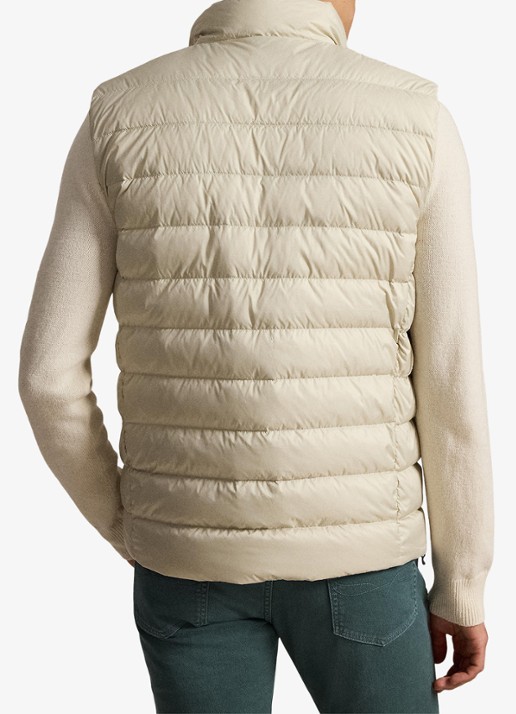 Ralph Lauren Colden opvouwbare bodywarmer met donsvulling en waterafstotende coating - achterkant basic sand / zand
