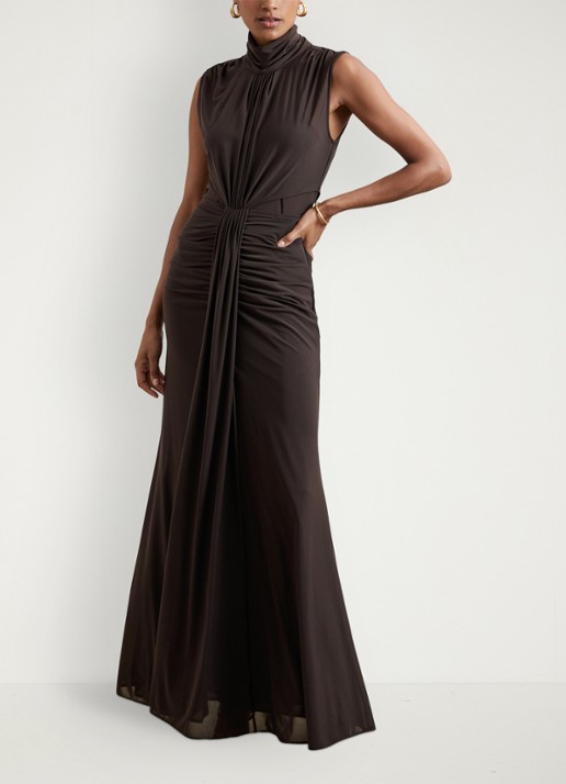 Reiss Daniella maxi jurk met halve col en plooidetail  - voorkant 3 donkerbruin