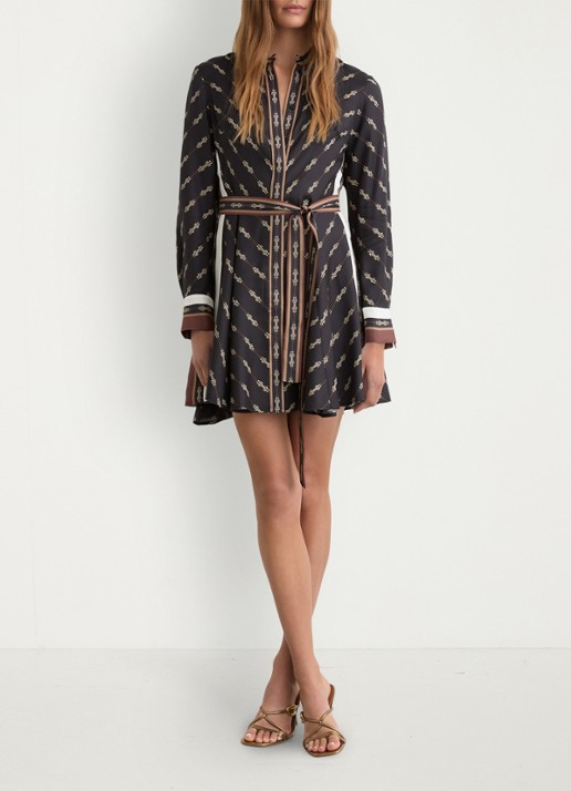 Reiss Nina mini blousejurk met grafische print en strikceintuur  - voorkant 3 zwart