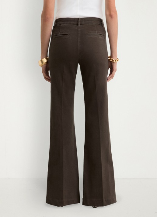 Reiss Petite Athena mid waist flared jeans met sierknopen  - achterkant bruin