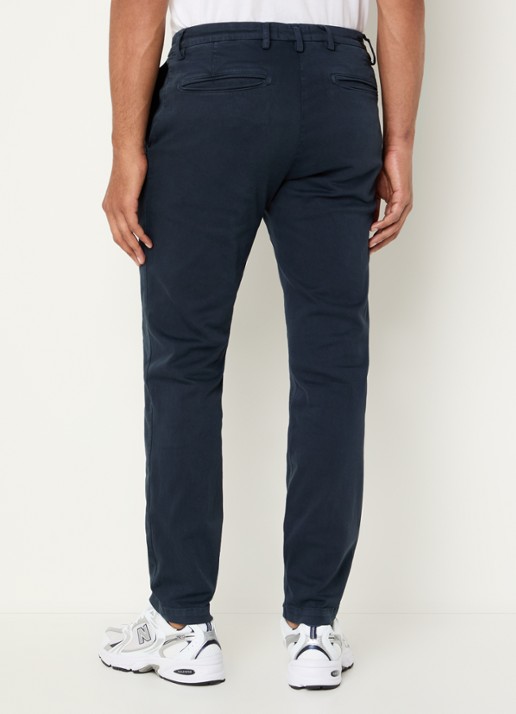Replay Benni straight fit chino met steekzakken - achterkant donkerblauw