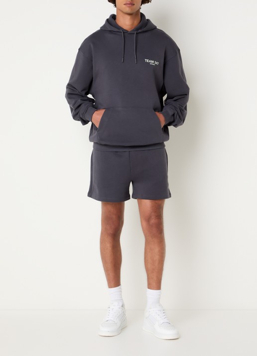 Represent 247 hoodie met logo- en backprint - voorkant 2 antraciet
