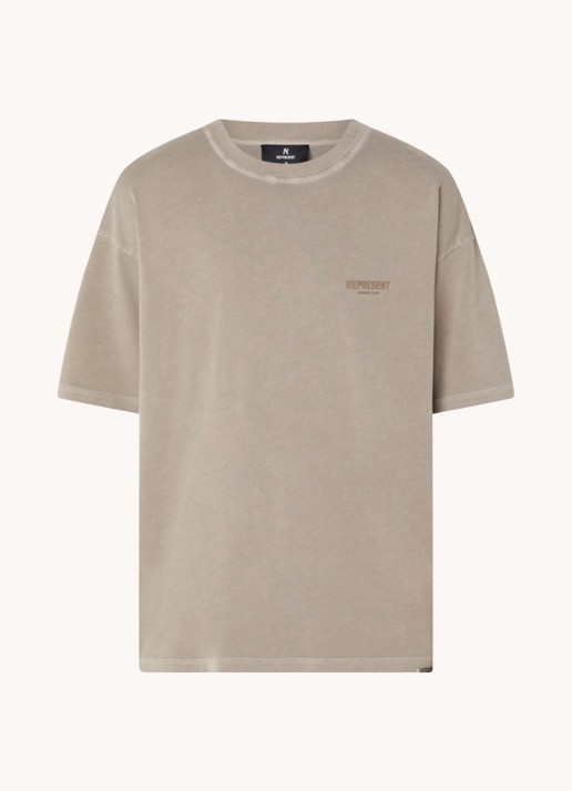 Represent Owners Club T-shirt met logo- en backprint - voorkant 3 zand