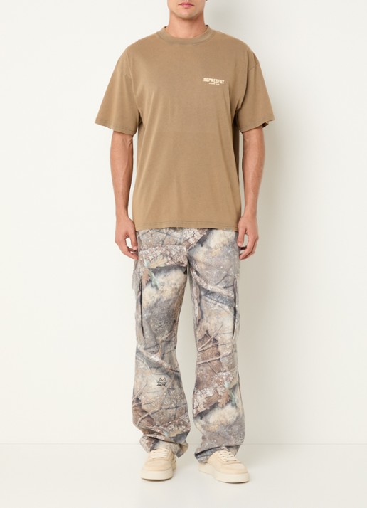 Represent Owners Club T-shirt met logo- en backprint - voorkant 3 camel