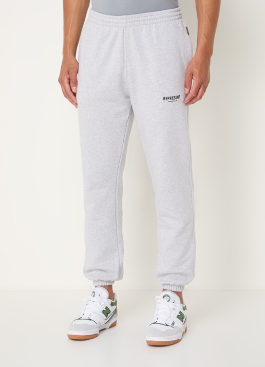 Represent Owners Club tapered fit joggingbroek met logo en steekzakken - detail 4 grijsmele