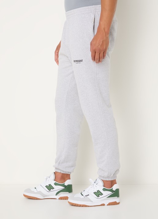 Represent Owners Club tapered fit joggingbroek met logo en steekzakken - detail 5 grijsmele