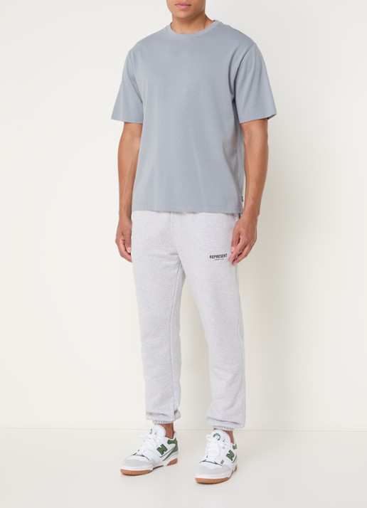 Represent Owners Club tapered fit joggingbroek met logo en steekzakken - voorkant 3 grijsmele