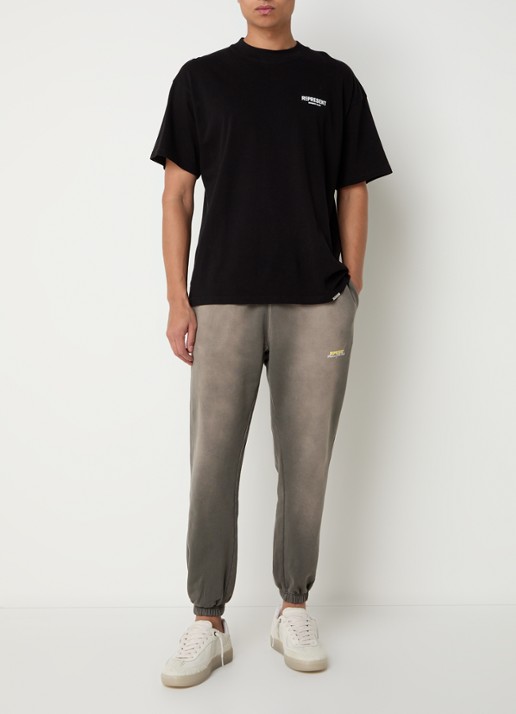 Represent Patron Of The Club tapered fit joggingbroek met verwassen afwerking en steekzakken - voorkant 2 olijfgroen