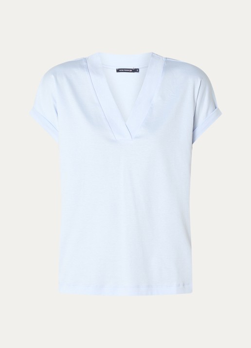 River Woods T-shirt met V-hals - voorkant lichtblauw
