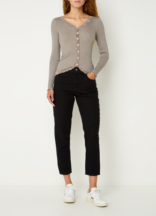 Rosemunde Babette ribgebreid vest in zijdeblend met details van kant - voorkant 4 zand