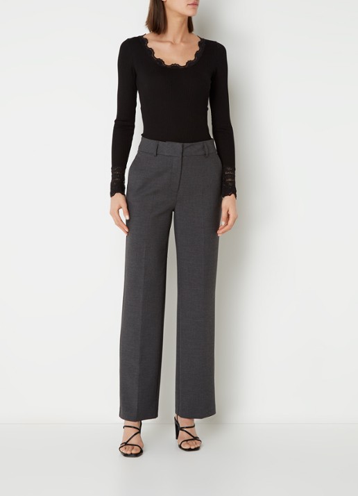 Rosemunde Longsleeve in zijdeblend met structuur en details van kant - voorkant 2 zwart