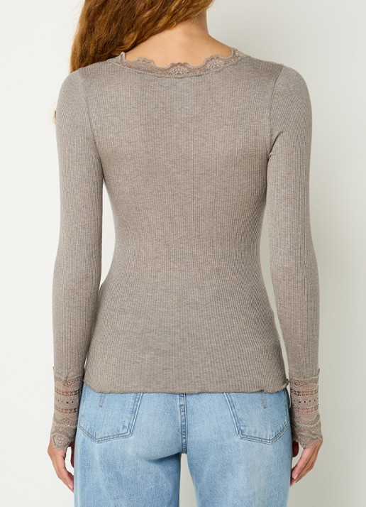 Rosemunde Longsleeve in zijdeblend met structuur en details van kant - achterkant 4 zand