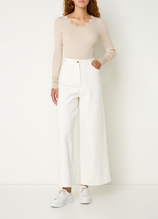 Rosemunde Longsleeve in zijdeblend met structuur en details van kant - voorkant 3 beige