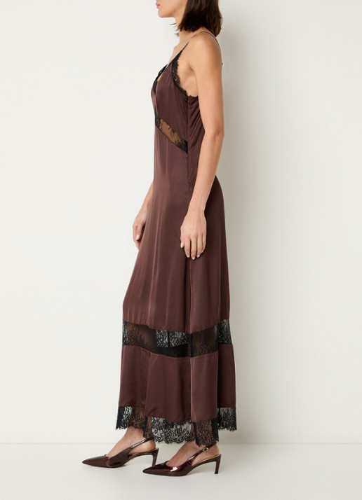 ROUGE EDIT Roulace maxi jurk van satijn met details van kant - voorkant 4 bruin