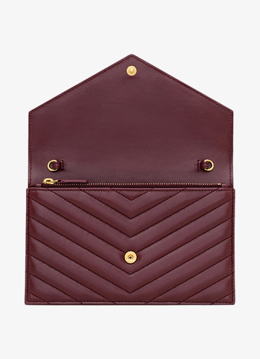 Saint Laurent Cassandre Envelope clutch van lamsleer met afneembare schouderriem - detail 5 bordeauxrood
