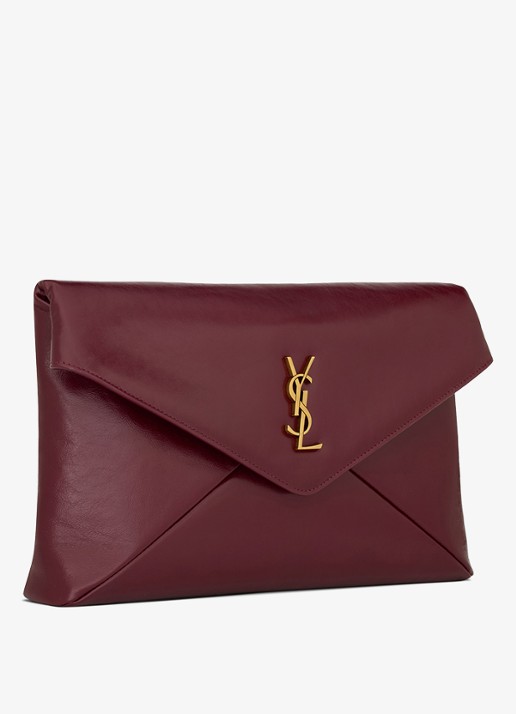 Saint Laurent Cassandre Envelope Large clutch van kalfsleer - detail bordeauxrood