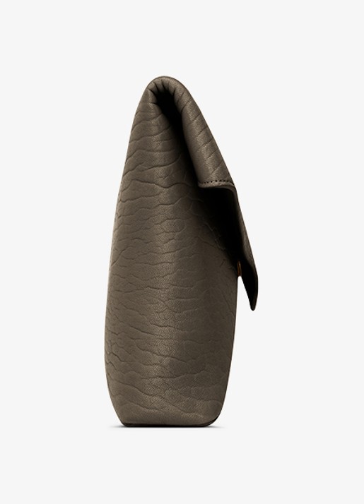 Saint Laurent Cassandre Large clutch van lamsleer - detail 3 bronsgroen