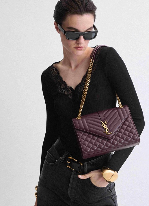 Saint Laurent Envelope Medium schoudertas van kalfsleer - detail 2 donkerrood