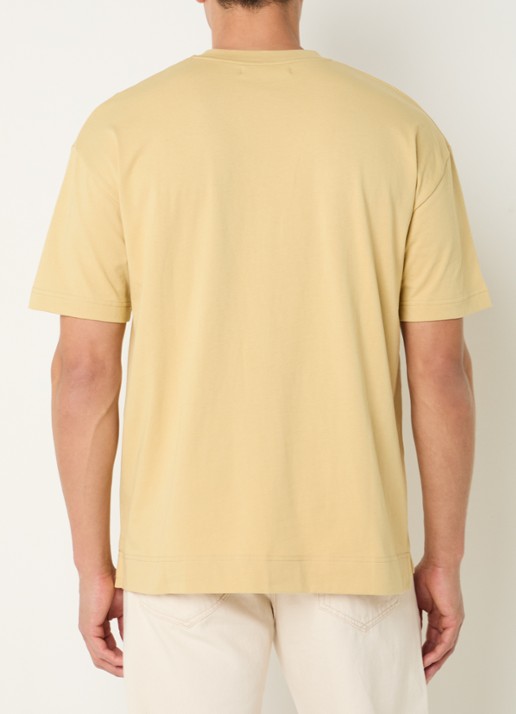 SAMSØE SAMSØE Joel T-shirt met logo - achterkant mosterd
