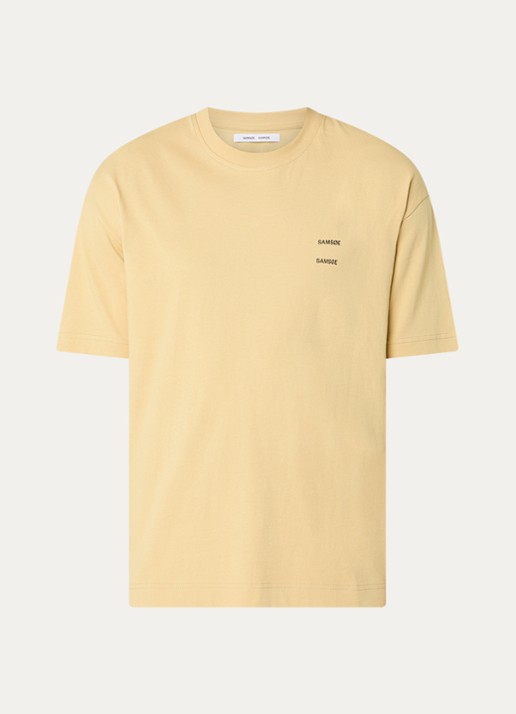 SAMSØE SAMSØE Joel T-shirt met logo - voorkant 2 mosterd