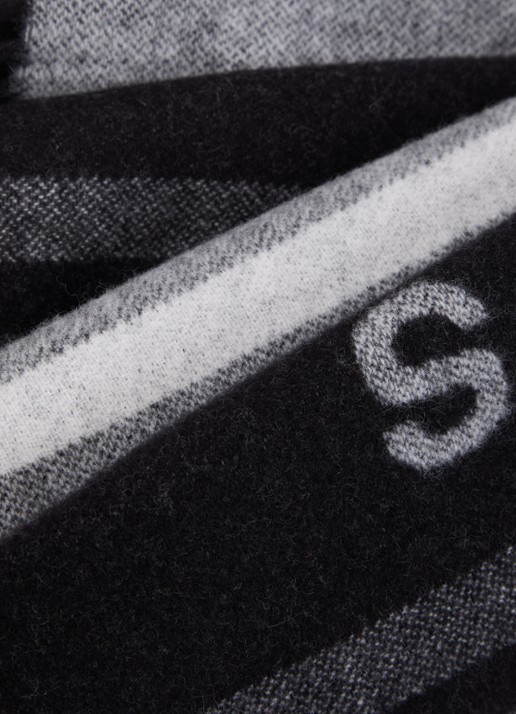 SAMSØE SAMSØE Samelia sjaal in kasjmier wolblend met franjes en logo 180 x 30 cm  - detail 3 zwart