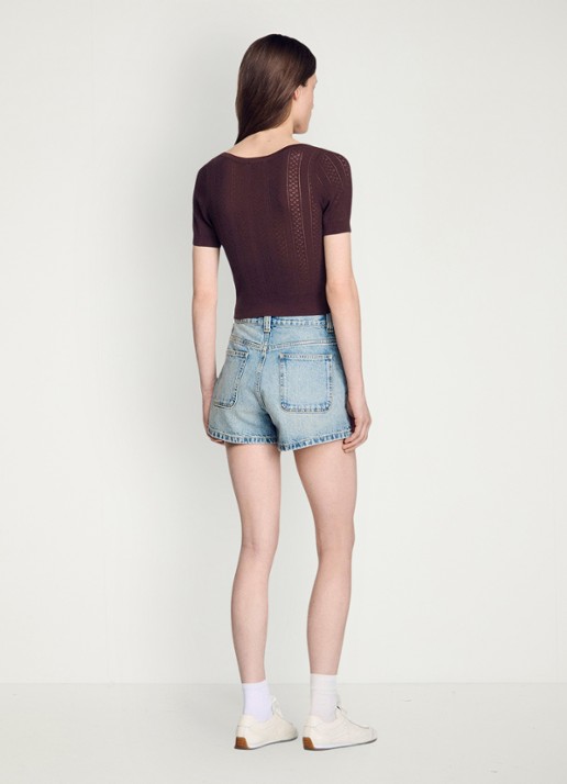 Sandro Fijngebreide crop top met opengewerkt dessin en knoopdetail - achterkant bruin