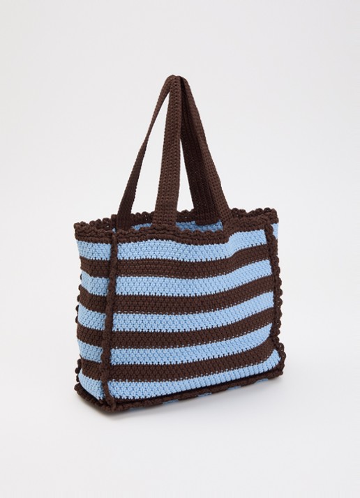 Sandro Handtas van crochet met streepprint en logo - achterkant lichtblauw
