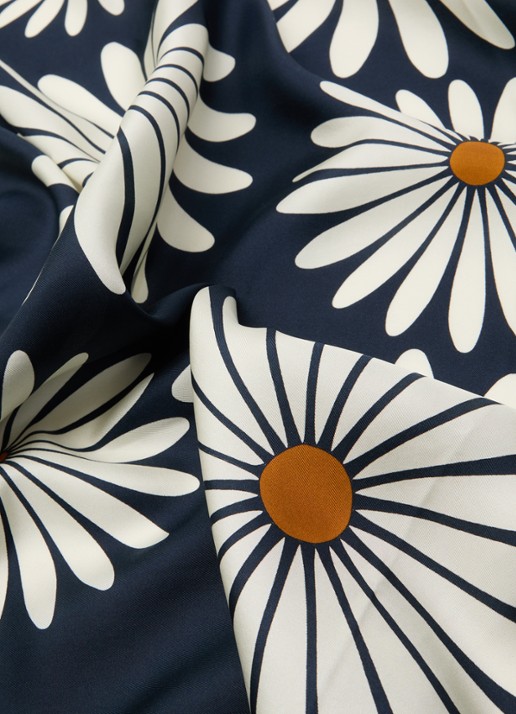 Sandro Sjaal van zijde met bloemenprint 90 x 90 cm - detail 2 donkerblauw