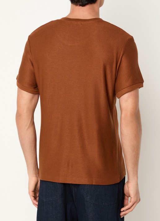 Sandro T-shirt met structuur - achterkant roodbruin