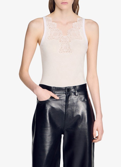 Sandro Top met spaghettibandjes en details van kant