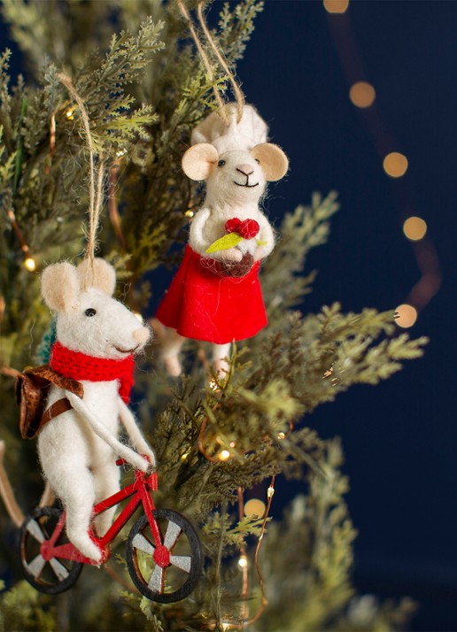 Sass & Belle Fietsende Muis kersthanger 13 cm - detail rood
