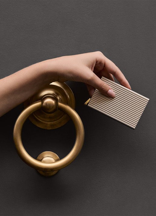 Secrid Cardprotector+ pasjeshouder van aluminium - detail 5 creme