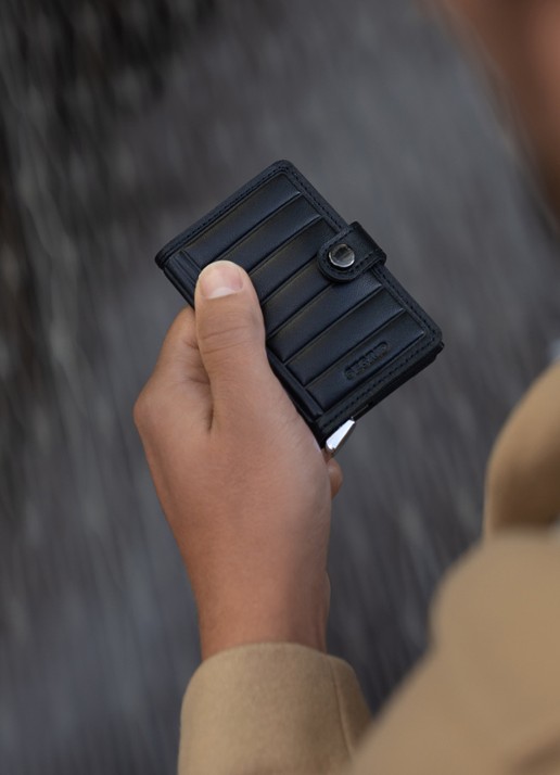 Secrid Miniwallet+ pasjeshouder van leer - detail 3 zwart