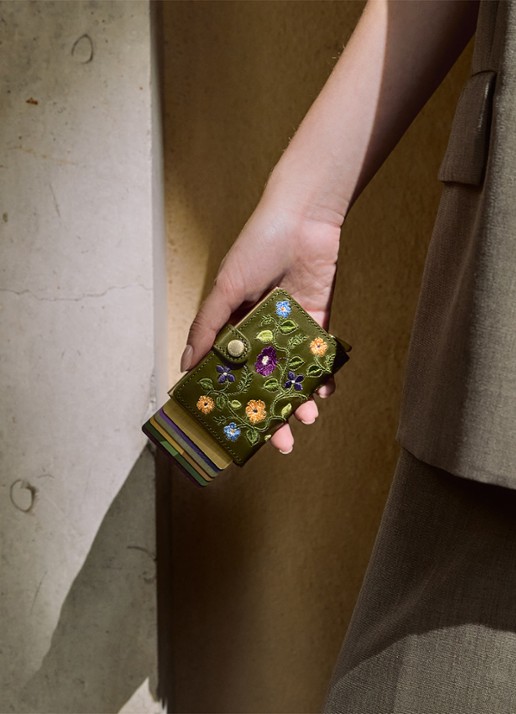 Secrid Miniwallet+ pasjeshouder van leer - detail 4 olijfgroen