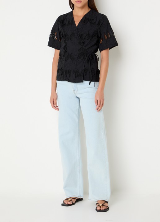 Selected Lola wikkeltop met broderie - voorkant 3 zwart