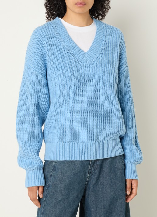 Selected Selma grofgebreide trui met V-hals - detail blauw