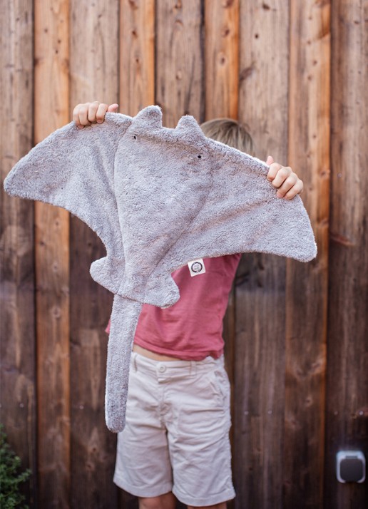 Senger Naturwelt Cuddly Animal Manta Large knuffel met warmtekussen 72 cm - voorkant 2 grijs