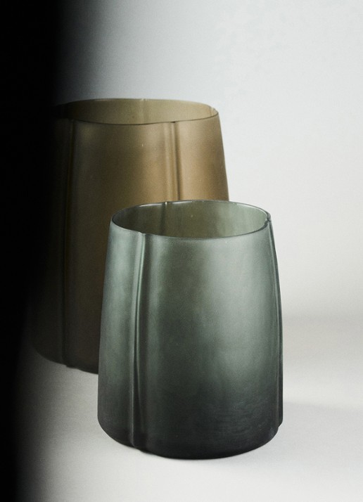 Serax  01 Gevormde vaas van mondgeblazen glas 20 cm  - voorkant 2 antraciet