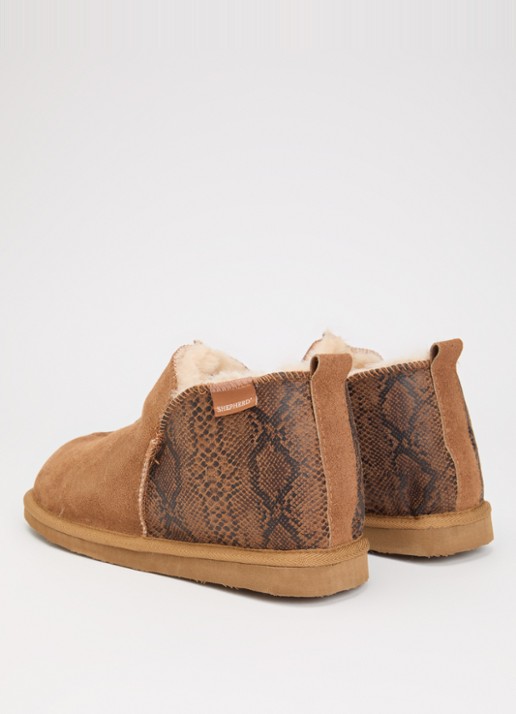 Shepherd Annie pantoffel van schapensuède met slangenprint - achterkant 2 cognac