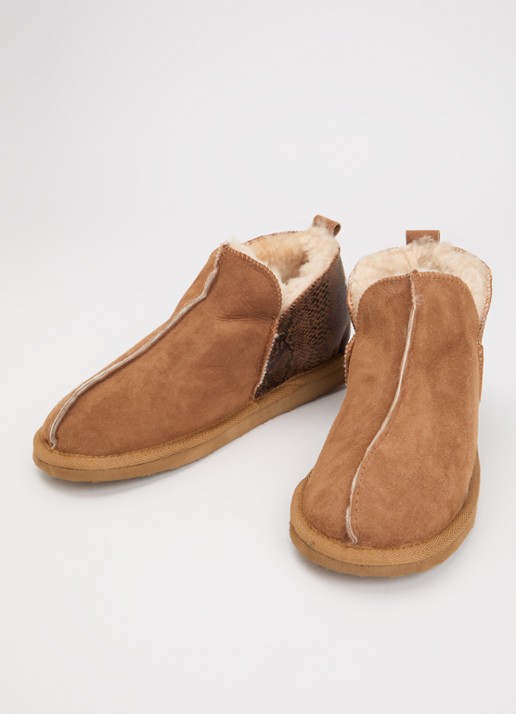 Shepherd Annie pantoffel van schapensuède met slangenprint - detail 3 cognac