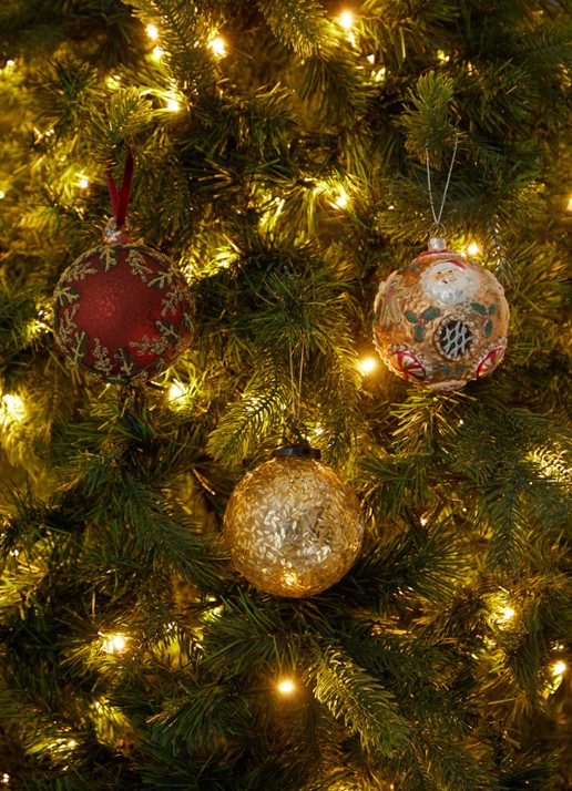 Shishi Bladeren kerstbal 10 cm - voorkant 2 goud