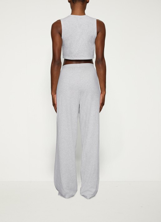 SKIMS Boyfriend mid waist loose fit loungebroek met steekzakken - achterkant grijsmele