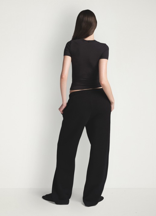 SKIMS Cotton Fleece mid waist straight fit loungebroek met steekzakken - achterkant zwart
