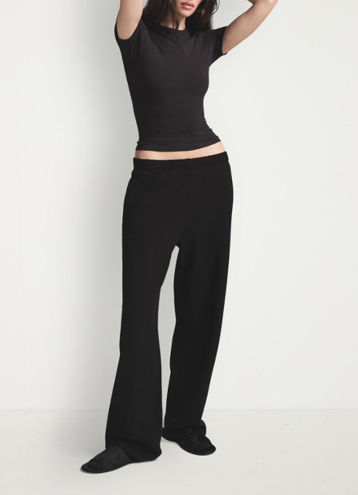 SKIMS Cotton Fleece mid waist straight fit loungebroek met steekzakken - voorkant 3 zwart