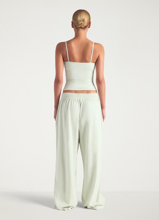 SKIMS Cotton Jersey mid waist wide fit loungebroek met steekzakken - achterkant 3 lichtgroen