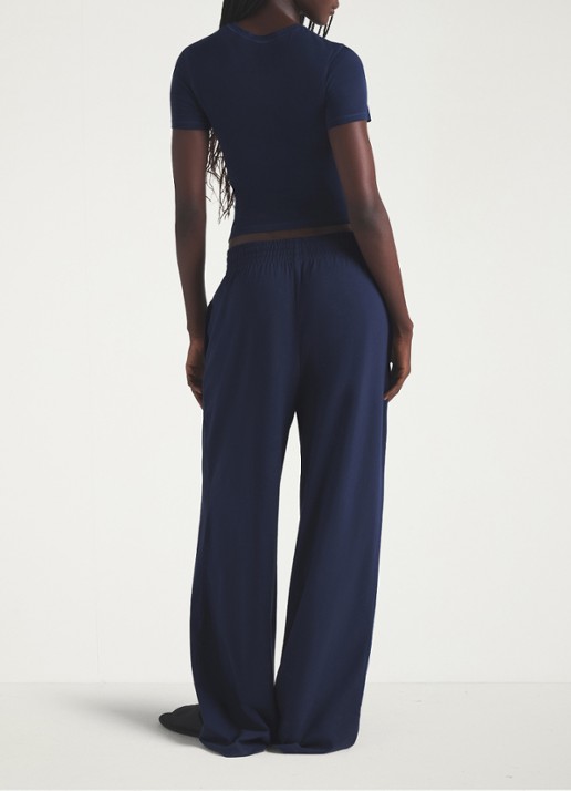 SKIMS Cotton Jersey mid waist wide fit loungebroek met steekzakken - achterkant donkerblauw