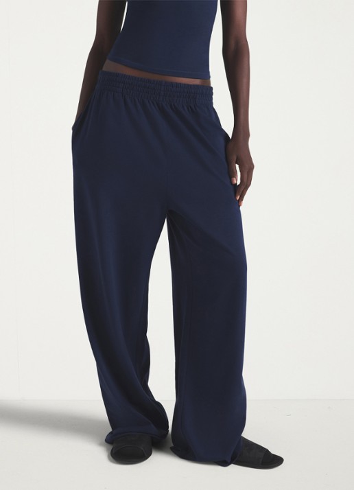 SKIMS Cotton Jersey mid waist wide fit loungebroek met steekzakken - detail 4 donkerblauw