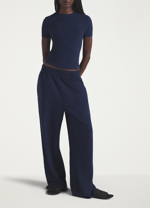 SKIMS Cotton Jersey mid waist wide fit loungebroek met steekzakken - voorkant 3 donkerblauw