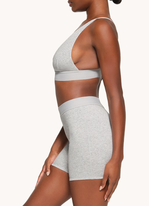 SKIMS Cotton Rib high waist korte loungebroek met ribstructuur - detail 4 grijsmele